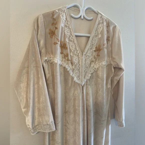 NEW Velvet Long Sleeve Dress/ Gown - Picture 3 of 7